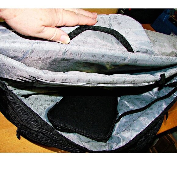 FUL Messenger Powerbag Bag Built In Power Charger - Picture 7 of 12